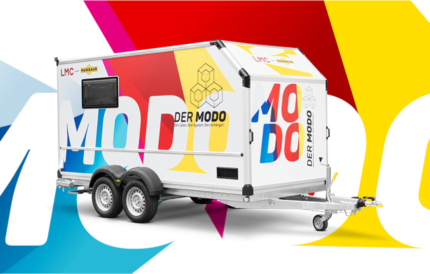 Exterior view of the MODO trailer on a colourful background | © Humbaur GmbH