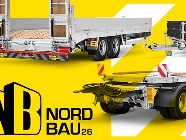 Drei Humbaur Anhänger dargestellt auf gelbem Hintergrund, außerdem links unten das NordBau-Logo | © Humbaur GmbH