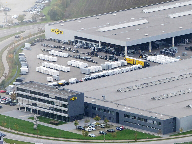 Luchtfoto van het fabrieksterrein van Humbaur in 2005 na de bouw van een tweede productiehal | © Humbaur GmbH