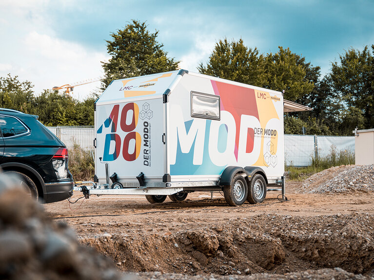 Humbaur MODO kampeerwagen met trekkend voertuig in gebruik | © Humbaur GmbH