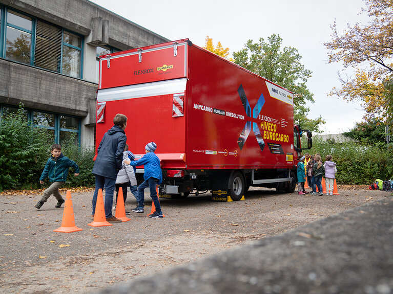 Kinderen spelen verkeersveiligheidspelletjes | © Humbaur GmbH