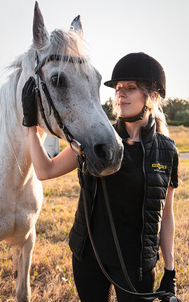 Détail roues Humbaur Equitos avec passage de roue sur sol sablonneux | © Humbaur GmbH