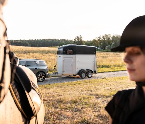 Une Equitos Alu attelée à une voiture noire