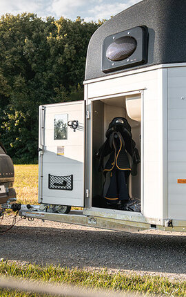 Close-up of the window on the Humbaur Equitos Alu horse trailer | © Humbaur GmbH