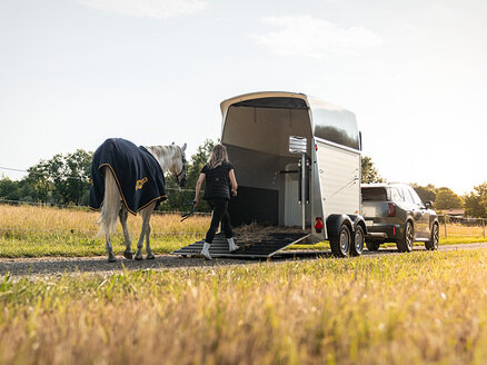 The Equitos Alu horse trailer is attached to a black car.  | © Humbaur GmbH