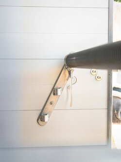 Close-up of an automatic support wheel with push handle and ergonomic support wheel handle | © Humbaur GmbH