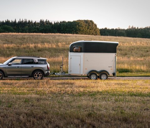 An Equitos Alu coupled to a black car