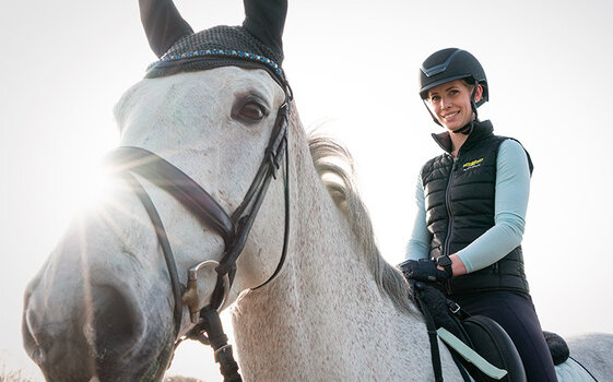 Cavalière et cheval en gros plan | © Humbaur GmbH