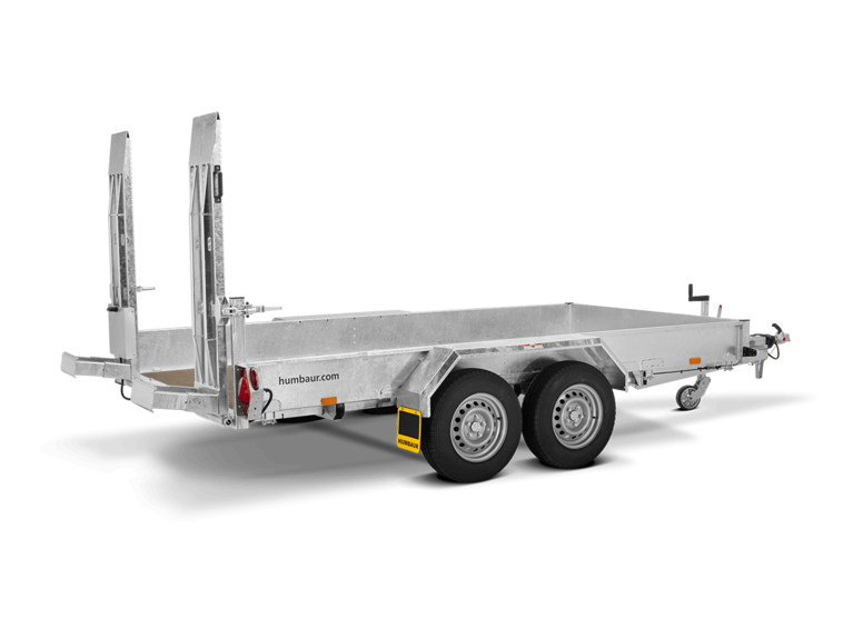 HS Basis, un transporteur d'engins de chantier Humbaur avec rampes d'accès, côté droit | © Humbaur GmbH